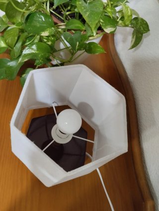 Lámpara de mesa beige y marrón hexagonal