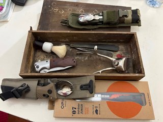 Caja con antigüedades y artículos de colección.