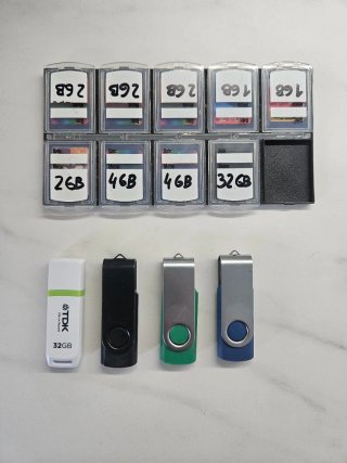 Pacchetto: 9 schede di memoria e 4 pendrive