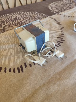 Transformador antiguo de luz de 125V a 220V