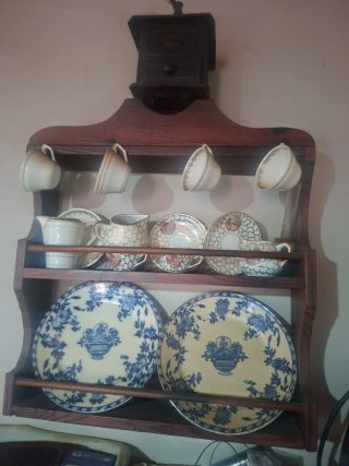 Expositor de platos antiguo de madera