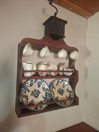 Expositor de platos antiguo de madera