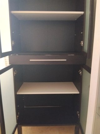 Mueble de metal y cristal con puertas