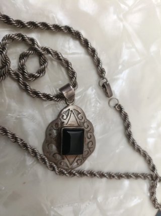 Collar de plata con colgante negro