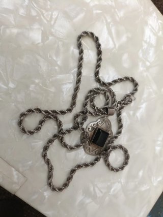 Collar de plata con colgante negro