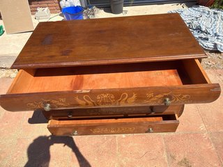 Cómoda antigua de madera con detalles