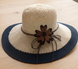 Sombrero de verano beige y azul
