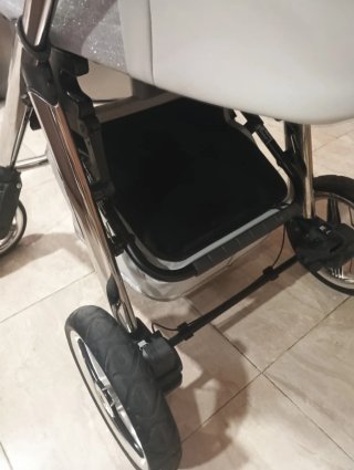 Carrito de bebé gris