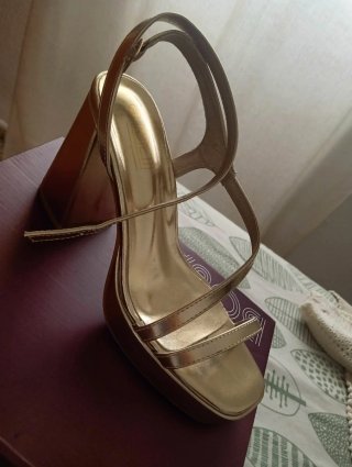 Sandalias doradas tacón nuevas