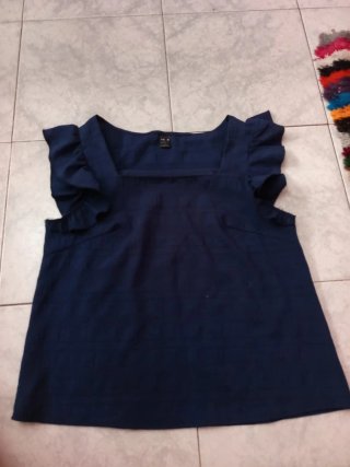 Blusa azul con volantes talla M