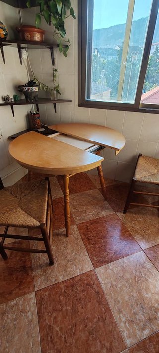 Mesa redonda de madera con tapa de cristal