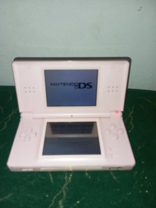 Nintendo DS Rosa con caricatore 2 giochi e stilo