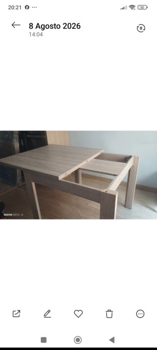 Mesa extensible  180cm cerrada 90 cm y 4 sillas.
