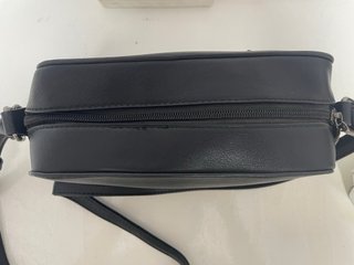 Bolso negro con bordado floral