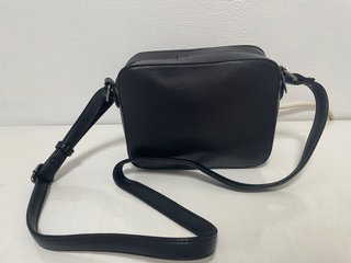 Bolso negro con bordado floral