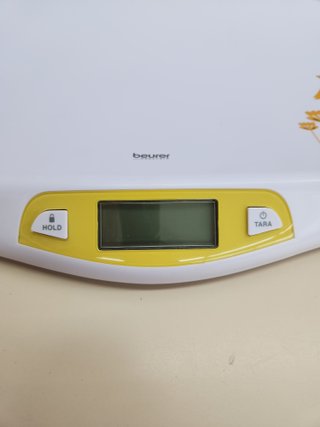 Báscula 20 kg para bebés, con superficie curvada y segura, función de tara y retención para bebés que patalean, medición y visualización en pasos de 5 g Beurer BY 80