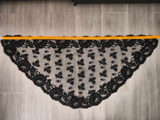 Mantilla Fallera Media Luna Negra Encaje