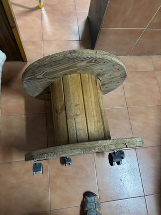 Mesa redonda de madera con ruedas
