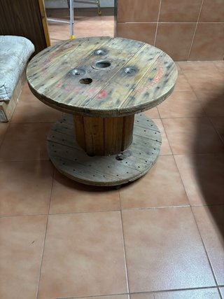 Mesa redonda de madera con ruedas