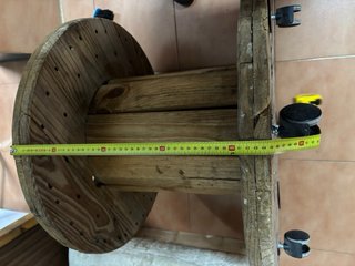 Mesa redonda de madera con ruedas