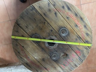 Mesa redonda de madera con ruedas
