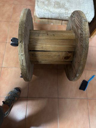 Mesa redonda de madera con ruedas