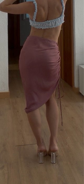 Falda Zara rosa satinada fruncida