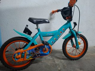 Bicicleta infantil azul y naranja