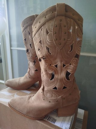 Botas camperas troqueladas