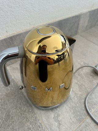 Hervidor de agua Smeg dorado