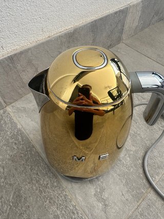 Hervidor de agua Smeg dorado