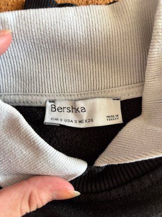 Sudadera negra con cuello efecto camisa