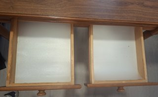 Mesa de madera con 2 cajones