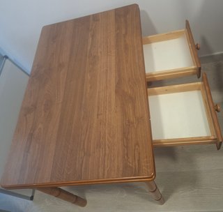 Mesa de madera con 2 cajones