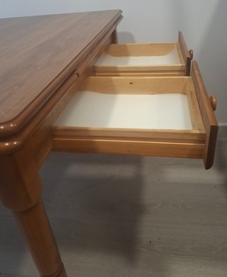 Mesa de madera con 2 cajones
