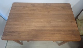 Mesa de madera con 2 cajones