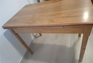 Mesa de madera con 2 cajones