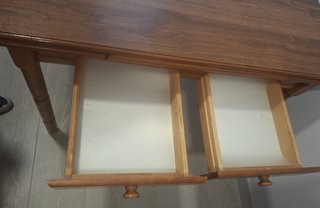 Mesa de madera con 2 cajones