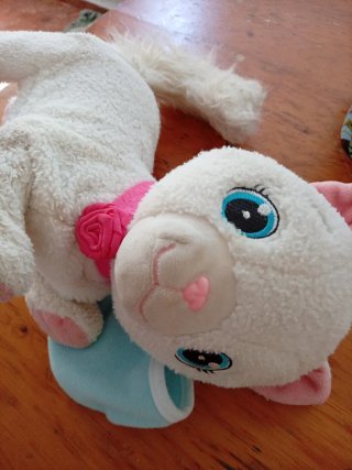 Peluche gatita blanca con collar rosa