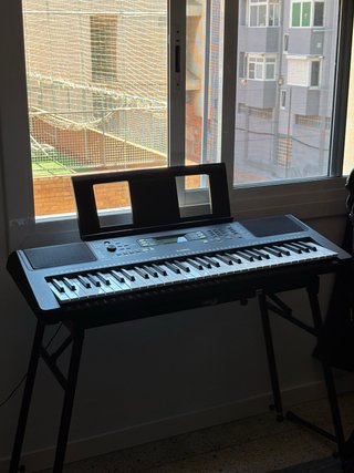 Teclado Yamaha PSR-E363 con soporte