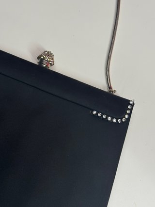 Bolso de fiesta negro con pedrería y cadena