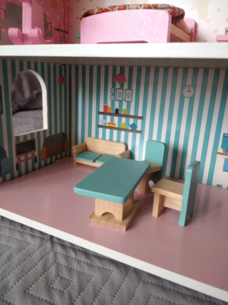 Casa de muñecas rosa con muebles
