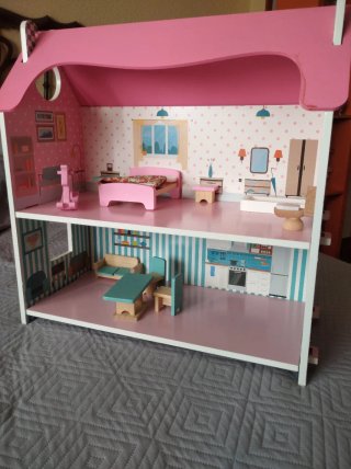 Casa de muñecas rosa con muebles