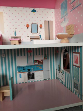 Casa de muñecas rosa con muebles