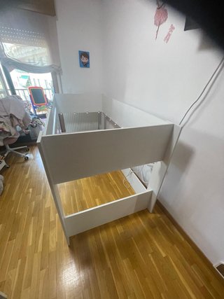 Dormitorio juvenil blanco y gris,