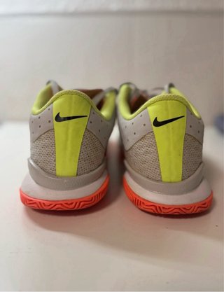 Zapatillas Nike grises y rosas