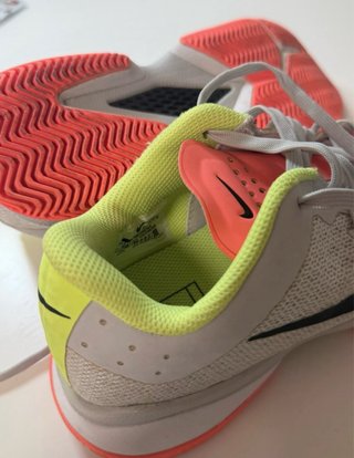 Zapatillas Nike grises y rosas