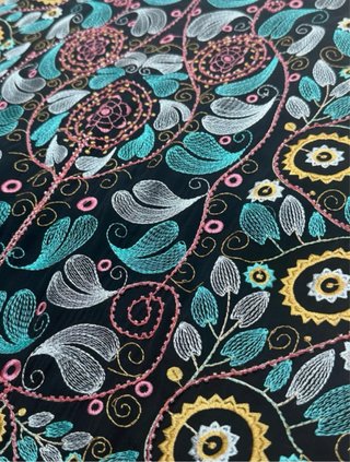 Vestido negro Okeysi con bordado multicolor