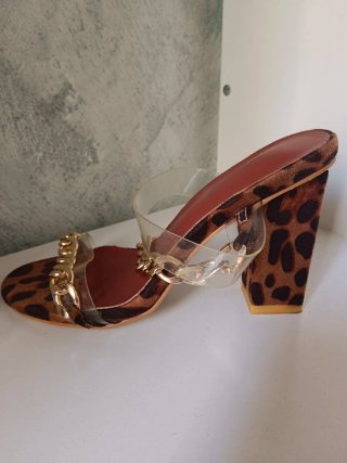Tacones animal print con cadena dorada
