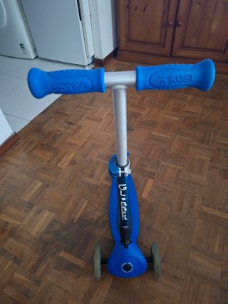 Patinete Globber azul 3-7 años